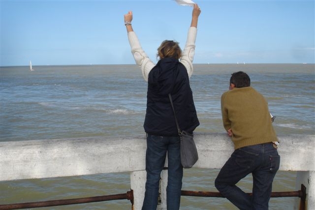 (Sandra zwaait en zwaait, Alex erbij met huizenhoge vraagtekens ...)